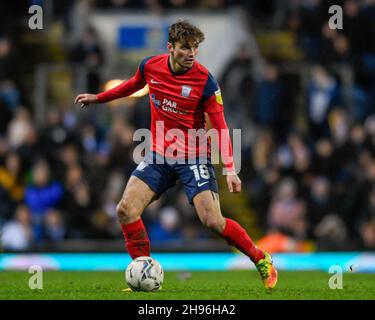 Blackburn, Regno Unito. 4 dicembre 2021. Ryan Ledson #18 di Preston North End con la palla a Blackburn, Regno Unito il 12/4/2021. (Foto di Simon Whitehead/News Images/Sipa USA) Credit: Sipa USA/Alamy Live News Foto Stock