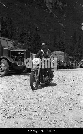 Zakopane, 1947-08-16. V Rajd Tatrzañski w dniach 15-17 sierpnia. NZ. Uczestnik zawodów. wb/gr PAP Zakopane, 15 agosto 1947. 5° Rally Tatra, tra il 15 e il 17 agosto. Nella foto: Il partecipante alla gara. wb/gr PAP Foto Stock