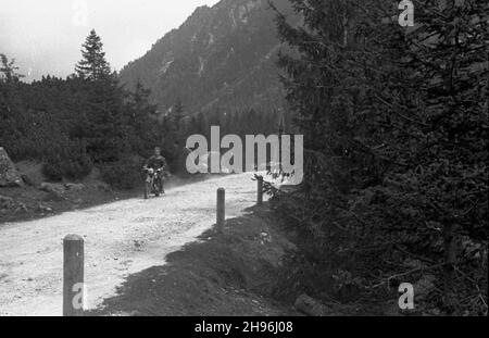 Zakopane, 1947-08-16. V Rajd Tatrzañski w dniach 15-17 sierpnia. NZ. Zawodnik na trasie w kierunku Morskiego Oka. wb/gr PAP Zakopane, 15 agosto 1947. 5° Rally Tatra, tra il 15 e il 17 agosto. Nella foto: Il partecipante sulla strada per Morskie Oko. wb/gr PAP Foto Stock