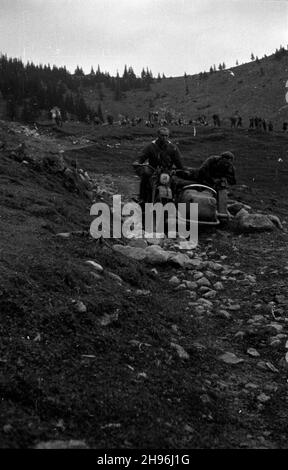 Zakopane, 1947-08-16. V Rajd Tatrzañski w dniach 15-17 sierpnia. NZ. próba szybkoœci terenowej na Kalatówkach. wb/gr PAP Zakopane, 15 agosto 1947. 5° Rally Tatra, tra il 15 e il 17 agosto. Nella foto: Test di velocità a Kalatowki. wb/gr PAP Foto Stock