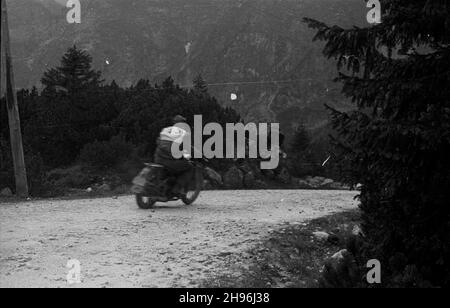 Zakopane, 1947-08-16. V Rajd Tatrzañski w dniach 15-17 sierpnia. NZ. Zawodnik na trasie w kierunku Morskiego Oka. wb/gr PAP Zakopane, 15 agosto 1947. 5° Rally Tatra, tra il 15 e il 17 agosto. Nella foto: Il partecipante sulla strada per Morskie Oko. wb/gr PAP Foto Stock