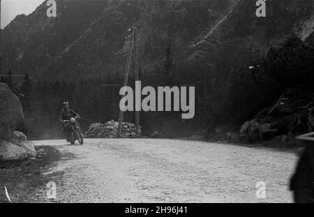 Zakopane, 1947-08-16. V Rajd Tatrzañski w dniach 15-17 sierpnia. NZ. Zawodnik na trasie w kierunku Morskiego Oka. wb/gr PAP Zakopane, 15 agosto 1947. 5° Rally Tatra, tra il 15 e il 17 agosto. Nella foto: Il partecipante sulla strada per Morskie Oko. wb/gr PAP Foto Stock