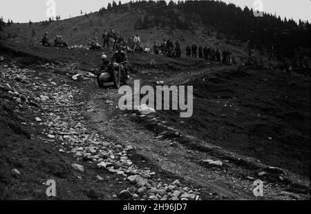 Zakopane, 1947-08-16. V Rajd Tatrzañski w dniach 15-17 sierpnia. NZ. próba szybkoœci terenowej na Kalatówkach. wb/gr PAP Zakopane, 15 agosto 1947. 5° Rally Tatra, tra il 15 e il 17 agosto. Nella foto: Test di velocità a Kalatowki. wb/gr PAP Foto Stock