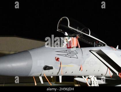 I bambini e le famiglie dei membri della 104th Fighter Wing si riuniscono per celebrare le festività del 3 dicembre 2021 presso la base della Guardia Nazionale aerea di Barnes, Massachusetts. Le feste serali consistevano di regali, luci di festa, e una visita da Santa. (STATI UNITI Foto della Guardia Nazionale dell'aria dello staff Sgt. Sara Kolinski) Foto Stock