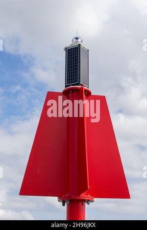 Segnale indicatore luce rosso boa contro cielo blu Foto Stock