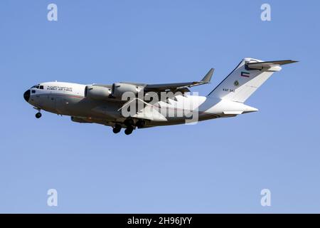 A Kuwait - Air Force Boeing C-17A Globemaster, atterrando all'aeroporto di Milano Malpensa. Foto Stock