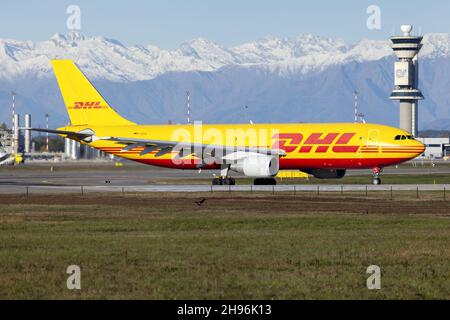 Milano, Italia. 7 novembre 2021. Un Airbus DHL (European Air Transport) A300-600F in arrivo per la partenza dall'aeroporto di Milano Malpensa. (Foto di Fabrizio Gandolfo/SOPA Images/Sipa USA) Credit: Sipa USA/Alamy Live News Foto Stock