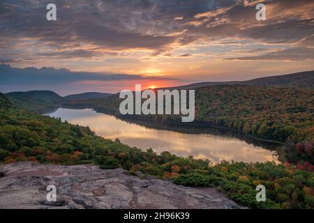 Alba sul lago delle nuvole. Porcupine Mountain state Park, Autunno, Michigan, USA, di Dominique Braud/Dembinsky Photo Assoc Foto Stock