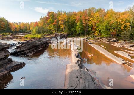 Cascate di Bonanza, Big Iron River, vicino Silver City, Autunno, Michigan, USA, di Dominique Braud/Dembinsky Photo Assoc Foto Stock