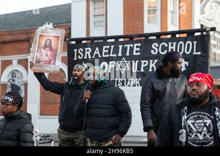 Brixton, Regno Unito. 4 dicembre 2021. I membri della Scuola Israelita di conoscenza pratica universale (ISUPK) sono visti predicare sulla strada a Brixton. ISUPK è un'organizzazione americana di importazione e gruppo religioso supremacista nero. Credit: SOPA Images Limited/Alamy Live News Foto Stock