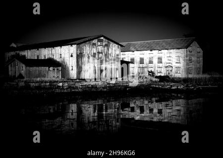 un vecchio magazzino a kungshamn in bianco e nero Foto Stock