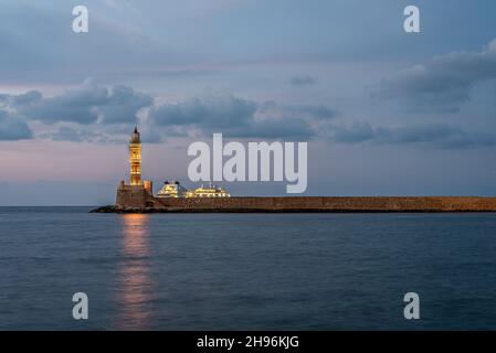 Il faro e una nave da crociera nel vecchio porto di Chania, Creta, Grecia, 18 ottobre 2021 Foto Stock