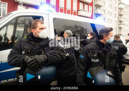 Berlino, Germania. 4 dicembre 2021. I funzionari di polizia arrestano un manifestante durante la manifestazione. I manifestanti di Querdenken sono scesi in piazza per protestare contro le recenti misure di blocco imposte in Germania. La polizia è stata pronta ad intervenire, portando a molteplici arresti. Credit: SOPA Images Limited/Alamy Live News Foto Stock