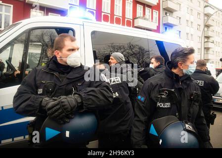 Berlino, Germania. 4 dicembre 2021. I funzionari di polizia arrestano un manifestante durante la manifestazione. I manifestanti di Querdenken sono scesi in piazza per protestare contro le recenti misure di blocco imposte in Germania. La polizia è stata pronta ad intervenire, portando a molteplici arresti. (Foto di Madeleine Teresa Kelly/SOPA im/Sipa USA) Credit: Sipa USA/Alamy Live News Foto Stock