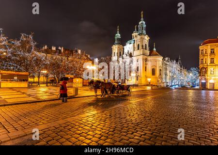 Carrozza a cavallo a Praga Natale Foto Stock