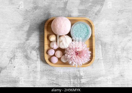 Primo piano composizione spa con bombe da bagno, piatto. Foto Stock