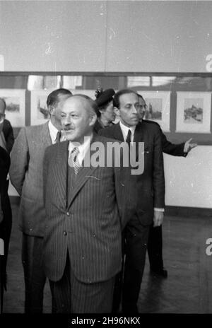 Warszawa, 1947-09-01. Otwarcie wystawy wspó³czesnej grafiki czechos³owackiej w Muzeum Narodowym. ministro spraw zagranicznych Zygmunt Modzelewski ogl¹da ekspozycjê. po/ms PAP Varsavia, 1 settembre 1947. Al Museo Nazionale si apre una mostra di arte grafica moderna ceca. Nella foto: Ministro degli Esteri Zygmunt Modzelewski. po/ms PAP Foto Stock