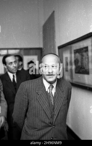 Warszawa, 1947-09-01. Otwarcie wystawy wspó³czesnej grafiki czechos³owackiej w Muzeum Narodowym. ministro spraw zagranicznych Zygmunt Modzelewski ogl¹da ekspozycjê. po/ms PAP Varsavia, 1 settembre 1947. Al Museo Nazionale si apre una mostra di arte grafica moderna ceca. Nella foto: Ministro degli Esteri Zygmunt Modzelewski. po/ms PAP Foto Stock