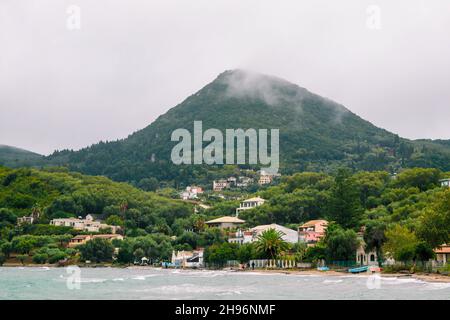 Bella montagna verde sul mare della spiaggia di Corfù Foto Stock