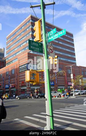 All'angolo tra la 125th Street e Lennox Ave, rinominato Martin Luther King Jr & Malcolm X Boulevards nel centro del quartiere di Harlem, Manhattan, New York City. Foto Stock