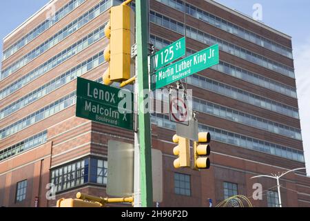 All'angolo tra la 125th Street e Lennox Ave, rinominato Martin Luther King Jr & Malcolm X Boulevards nel centro del quartiere di Harlem, Manhattan, New York City. Foto Stock