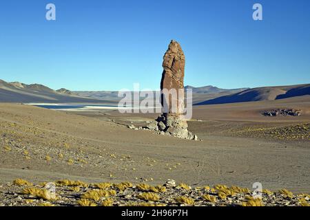 Monolito geologico, conosciuto come Monjes de la Pakana nel deserto di Atacama, Cile Foto Stock