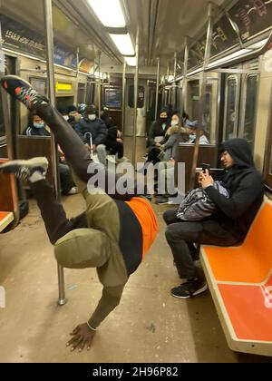 Man esegue acrobazie della metropolitana su un treno F a Manhattan Foto Stock