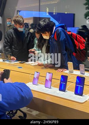 I giovani non hanno che l'occasione di scoprire gli iphone più recenti in un Apple Store nel centro di Brooklyn, New York. Foto Stock