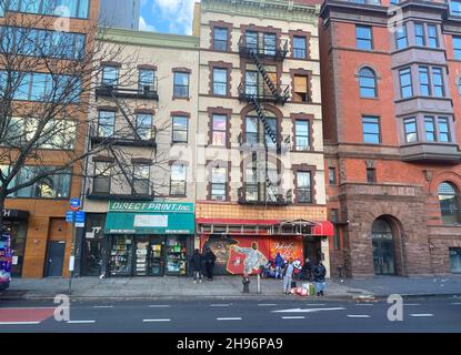 Negozi e appartamenti lungo East 125th Street a East Harlem, New York City. Foto Stock