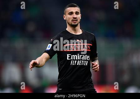 Milano, Italia. 04 dicembre 2021. Rade Krunic di AC Milan gesticola durante la Serie Una partita di calcio tra AC Milan e US Salernitana. Credit: Nicolò campo/Alamy Live News Foto Stock