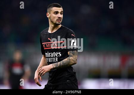 Milano, Italia. 04 dicembre 2021. Rade Krunic di AC Milan si occupa durante la serie Di Una partita di calcio tra AC Milan e US Salernitana. Credit: Nicolò campo/Alamy Live News Foto Stock