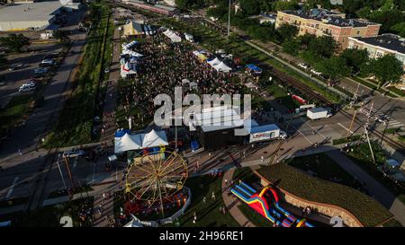 Vista aerea della folla che frequenta il concerto estivo del festival musicale la Fete de Marquette McPike Park, quartiere Wil-Mar, Madison, Wisconsin, USA Foto Stock
