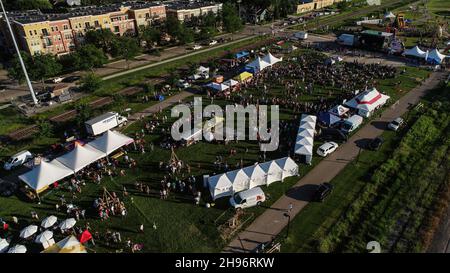 Vista aerea della folla che frequenta il concerto estivo del festival musicale la Fete de Marquette McPike Park, quartiere Wil-Mar, Madison, Wisconsin, USA Foto Stock