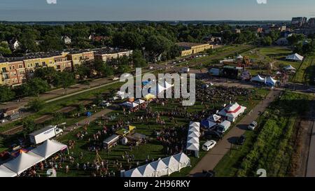 Vista aerea della folla che frequenta il concerto estivo del festival musicale la Fete de Marquette McPike Park, quartiere Wil-Mar, Madison, Wisconsin, USA Foto Stock