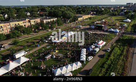 Vista aerea della folla che frequenta il concerto estivo del festival musicale la Fete de Marquette McPike Park, quartiere Wil-Mar, Madison, Wisconsin, USA Foto Stock