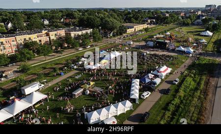 Vista aerea della folla che frequenta il concerto estivo del festival musicale la Fete de Marquette McPike Park, quartiere Wil-Mar, Madison, Wisconsin, USA Foto Stock