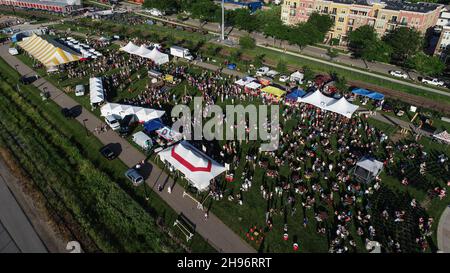 Vista aerea della folla che frequenta il concerto estivo del festival musicale la Fete de Marquette McPike Park, quartiere Wil-Mar, Madison, Wisconsin, USA Foto Stock