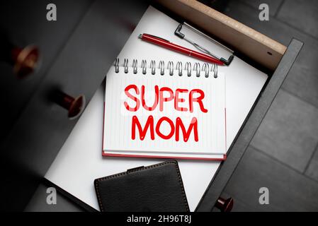 Didascalia di testo che presenta Super Mamma. Business Concept una madre che può combinare assistenza all'infanzia e occupazione a tempo pieno pensare nuove idee brillanti rinnovare Foto Stock