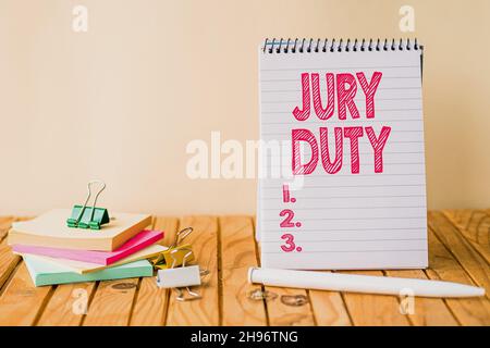 Mostra concettuale Jury Duty. Parola per obbligazione o periodo di azione come membro di una giuria in tribunale vuoto Spiral Notepad con Pen accanto a Stockpile Foto Stock