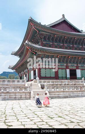 Palazzo Gyeongbokgung a Seoul, Corea del Sud il primo palazzo reale costruito nella dinastia Joseon. Due donne vestite in tradizionale abito coreano Hanbok Foto Stock