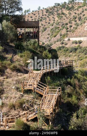 Un colpo verticale di scale di legno sulla collina Foto Stock