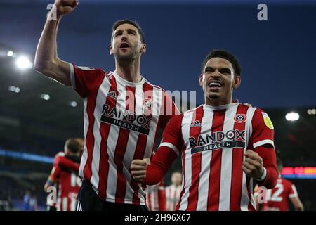 Cardiff, Regno Unito. 4 dicembre 2021. Morgan Gibbs-White di Sheffield United (r) celebra dopo il traguardo. EFL Skybet Championship Match, Cardiff City contro Sheffield United al Cardiff City Stadium di Cardiff, Galles, sabato 4 dicembre 2021. Questa immagine può essere utilizzata solo a scopo editoriale. Solo per uso editoriale, licenza richiesta per uso commerciale. Nessun uso in scommesse, giochi o un singolo club/campionato/player pubblicazioni. pic di Andrew Orchard/Andrew Orchard sport fotografia/Alamy Live news credito: Andrew Orchard sport fotografia/Alamy Live News Foto Stock