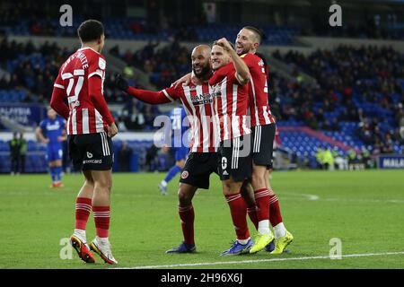 Cardiff, Regno Unito. 4 dicembre 2021. David McGoldrick di Sheffield United (c) festeggia dopo che ha ottenuto il terzo gol del suo team. EFL Skybet Championship Match, Cardiff City contro Sheffield United al Cardiff City Stadium di Cardiff, Galles, sabato 4 dicembre 2021. Questa immagine può essere utilizzata solo a scopo editoriale. Solo per uso editoriale, licenza richiesta per uso commerciale. Nessun uso in scommesse, giochi o un singolo club/campionato/player pubblicazioni. pic di Andrew Orchard/Andrew Orchard sport fotografia/Alamy Live news credito: Andrew Orchard sport fotografia/Alamy Live News Foto Stock