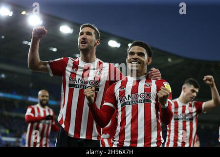 Cardiff, Regno Unito. 4 dicembre 2021. Morgan Gibbs-White di Sheffield United (r) celebra dopo il traguardo. EFL Skybet Championship Match, Cardiff City contro Sheffield United al Cardiff City Stadium di Cardiff, Galles, sabato 4 dicembre 2021. Questa immagine può essere utilizzata solo a scopo editoriale. Solo per uso editoriale, licenza richiesta per uso commerciale. Nessun uso in scommesse, giochi o un singolo club/campionato/player pubblicazioni. pic di Andrew Orchard/Andrew Orchard sport fotografia/Alamy Live news credito: Andrew Orchard sport fotografia/Alamy Live News Foto Stock