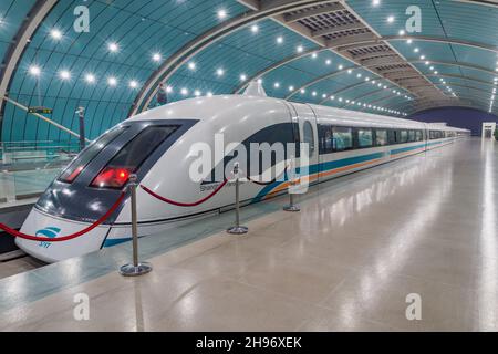 Shanghai, Cina - 02 gennaio 2017: Partenza del treno magnetico Shanghai TransRapid Maglev. È il primo maglev commerciale ad alta velocità con cr Foto Stock