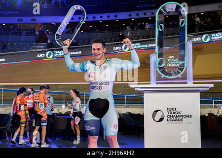 LONDRA, REGNO UNITO. 4 dicembre 2021. Harrie Lavreysen dei Paesi Bassi ha vinto la finale di Sprint maschile durante la UCI Track Champions League a Lee Valley VeloPark sabato 04 dicembre 2021 a LONDRA, REGNO UNITO. Credit: Taka G Wu/Alamy Live News Foto Stock