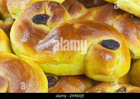 Panini caserecci con zaffroni o ciambelle dolci da tè della Cornovaglia, ciambelle tradizionali svedesi Foto Stock