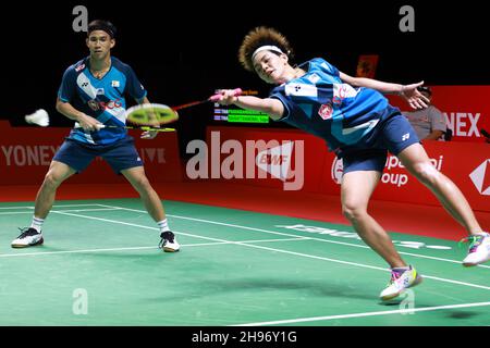 Bali, Indonesia. 4 Dic 2021. Dechapol Puavaranukroh/Sapsiree Taerattanachai (R) della Thailandia competere durante la semifinale doppia mista contro Chan Peng soon/Goh Liu Ying della Malesia al torneo di badminton BWF World Tour Finals a Bali, Indonesia, 4 dicembre 2021. Credit: PP PBSI handout via Xinhua/Alamy Live News Foto Stock