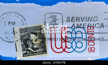 Foto di un francobollo americano Abraham Lincoln da 4 cent con un francobollo USA da 18 cent in più affrancato con il servizio postale degli Stati Uniti Foto Stock
