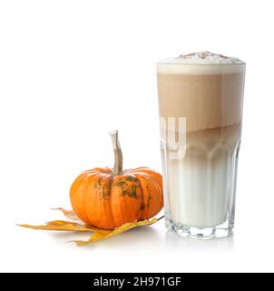 Bicchiere di gustoso latte di zucca su sfondo bianco Foto Stock